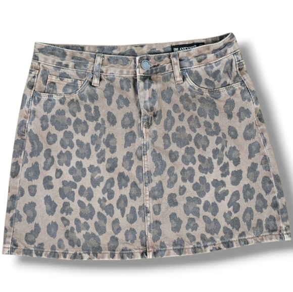 BLANK NYC | 100% COTTON FADED LEOPARD LIGHTLY DISTRESSED DENIM MINI SKIRT - Picture 1 of 16